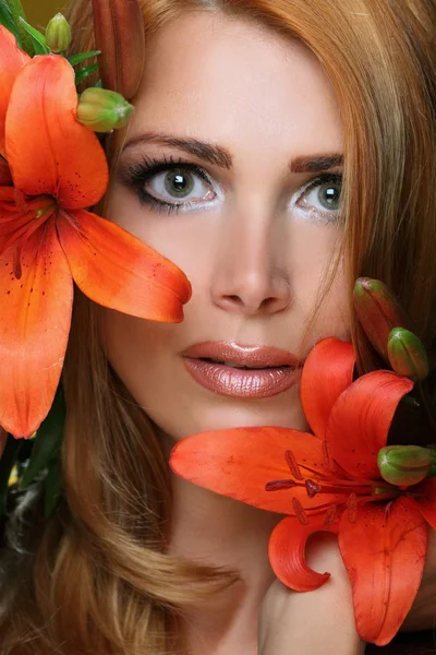 Frau und Blumen — Stockfoto