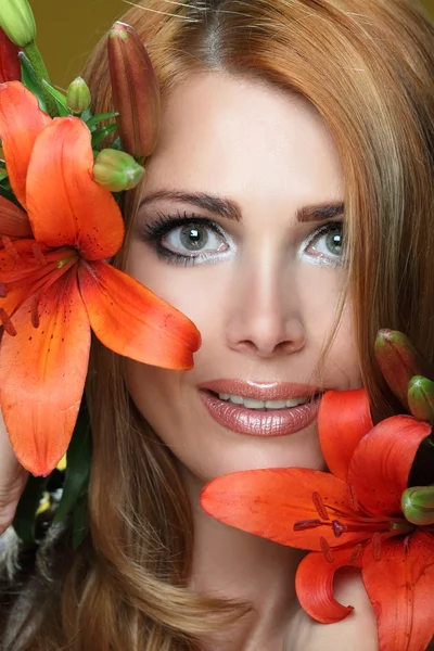 Vrouw en bloemen Stockfoto