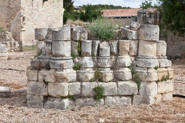 Klasik bir sütun eski bir manastır kalıntıları