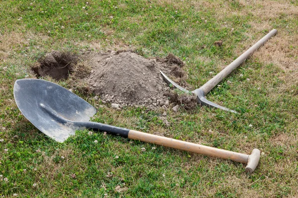 stock image Spade and pick on the grass