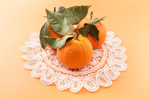 Naranjas sobre mantel —  Fotos de Stock