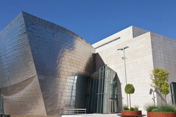 Музей Гуггенхайма в Бильбао — стоковое фото