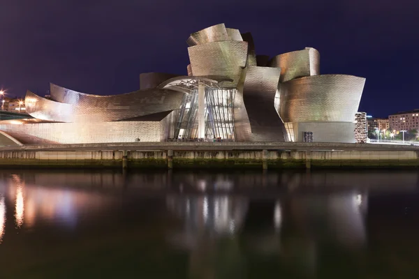 Guggenheim museum i Bilbao om natten - Stock-foto