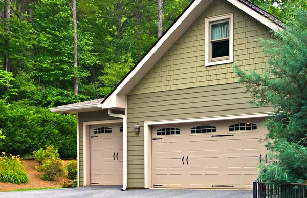 De deuren van de garage op een huis — Stockfoto