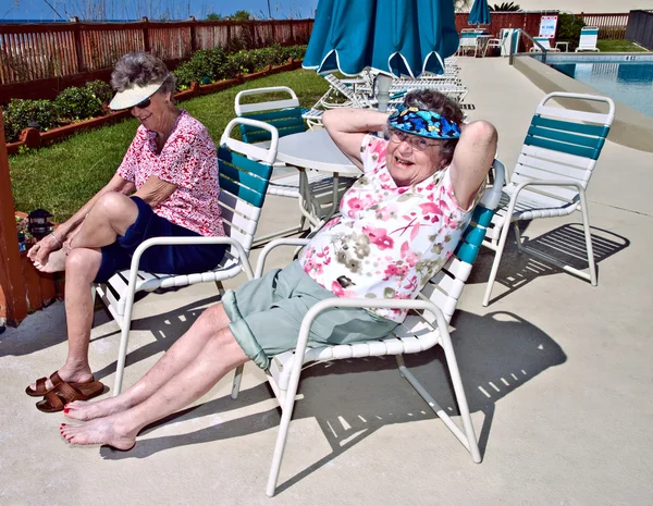 Starsze kobiety na basen — Zdjęcie stockowe