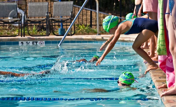 Nuoto soddisfare la concorrenza — Foto Stock