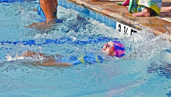 Chica joven nadando — Foto de Stock