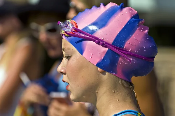 Jong meisje aan zwembad — Stockfoto