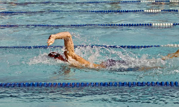 Preteen boy pływanie — Zdjęcie stockowe