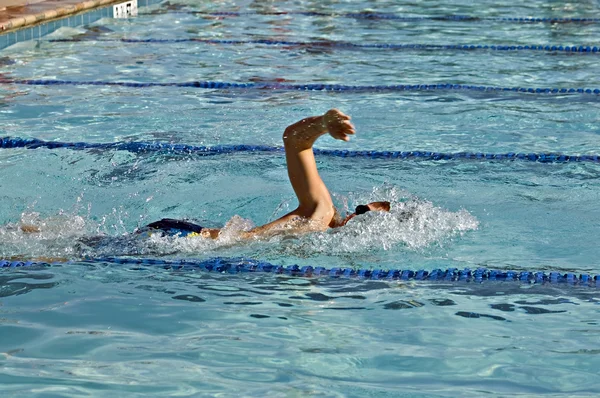 Un niño preadolescente nadando — Foto de Stock