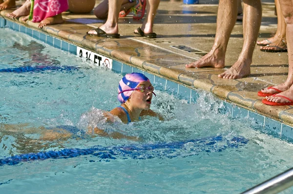 Jong meisje zwemmen — Stockfoto