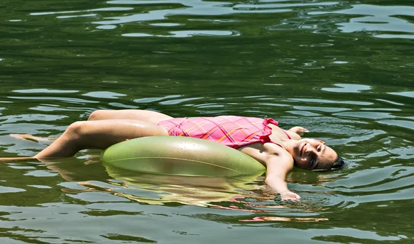 Mladá dívka ve vodě — Stock fotografie