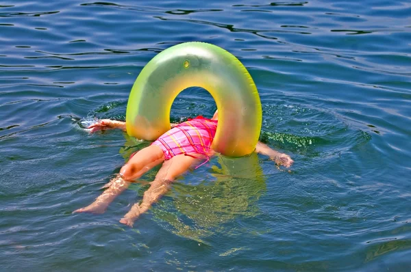 Chica flotando en la espalda —  Fotos de Stock