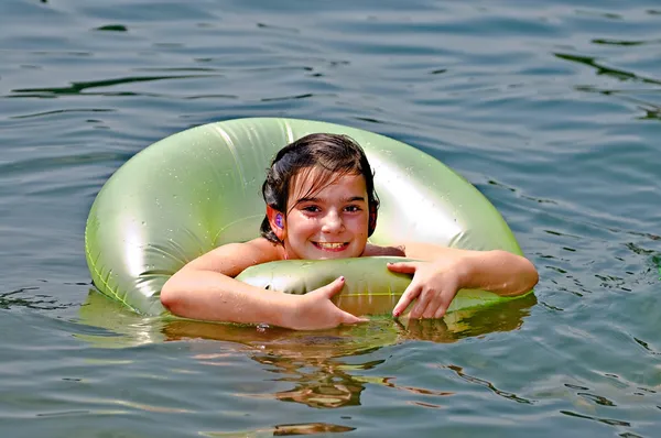Menina bonito flutuando na água — Fotografia de Stock