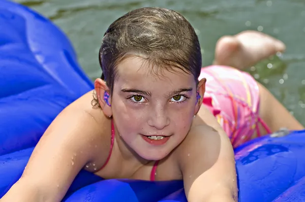 Jong meisje op float — Stockfoto
