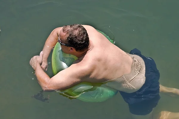 Άνθρωπος που επιπλέει στο νερό — Φωτογραφία Αρχείου