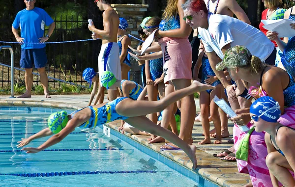 Zwemmen voldoen aan concurrentie — Stockfoto