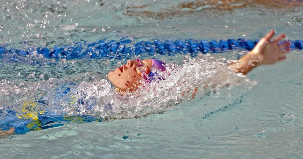 Meisje zwemmen rugslag Stockfoto