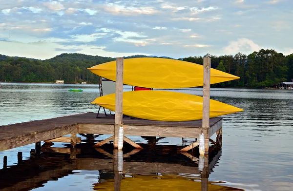 Kayaks en un muelle —  Fotos de Stock