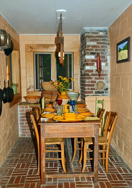 Pequena área de jantar rústica — Fotografia de Stock