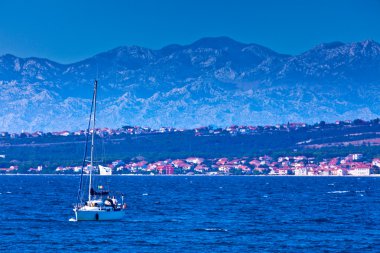 Deniz, dağlar, tekne ve şehir