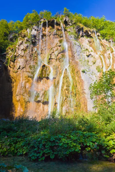 Водоспад і гора — стокове фото