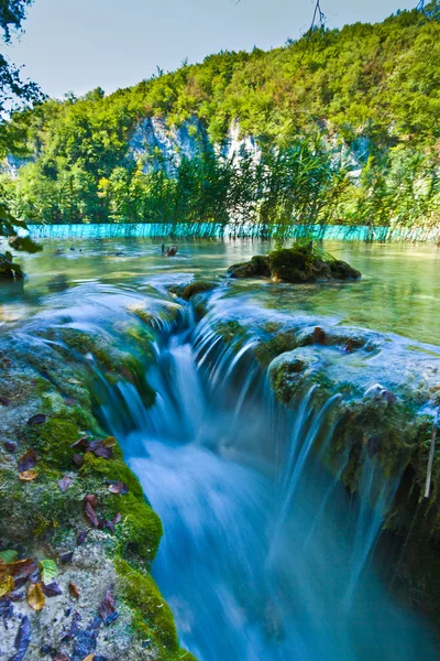 Cachoeira e lago — Fotografia de Stock