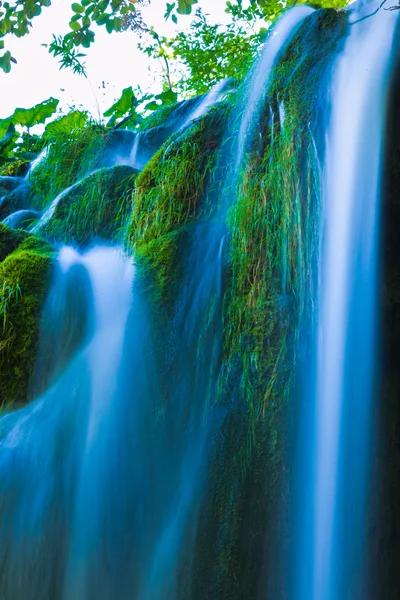 Водопад и озеро — стоковое фото