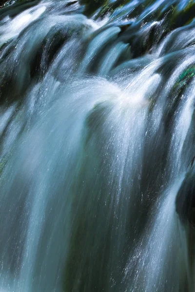 Водопад и озеро — стоковое фото