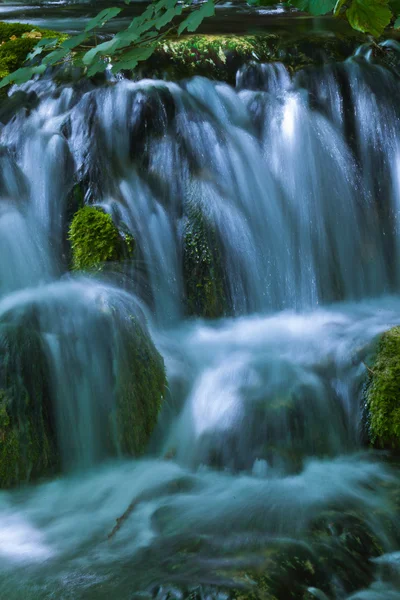 Wasserfall und See — Stockfoto