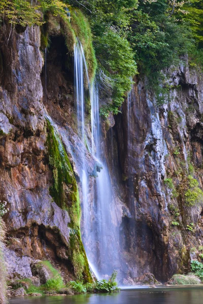 Waterfall and lake — Stock Photo, Image
