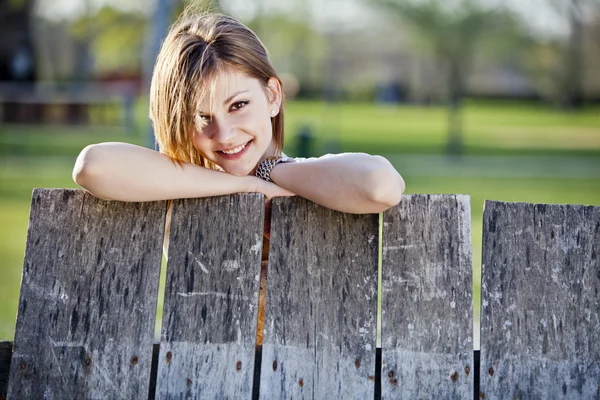 Dívka u plotu — Stock fotografie