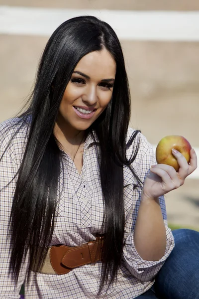 Meisje met een appel — Stockfoto
