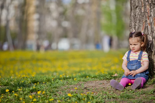 Маленька дівчинка біля дерева — стокове фото