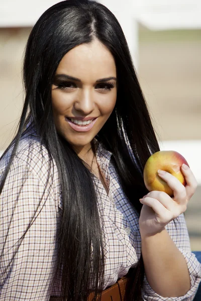 Κορίτσι με ένα μήλο — Φωτογραφία Αρχείου