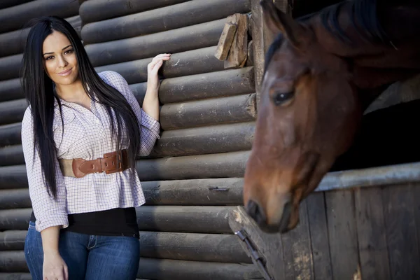 馬小屋の中の女の子 — ストック写真