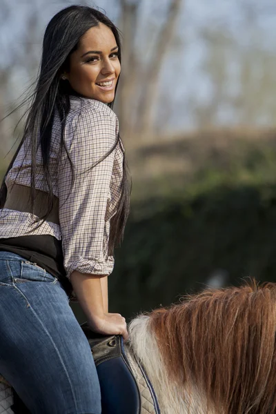 Κορίτσι ιππασία και στο άλογο — Φωτογραφία Αρχείου