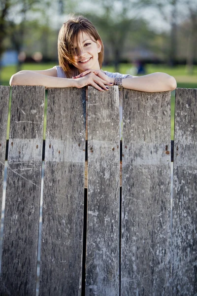 Menina ao pé da cerca — Fotografia de Stock