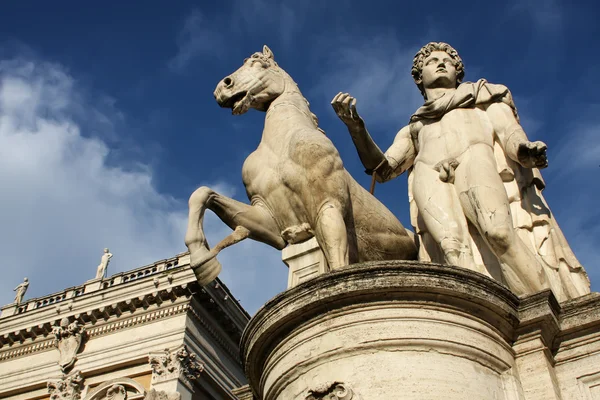 Statue von Rizinus mit Pferd auf dem Kapitolshügel in Rom — Stockfoto