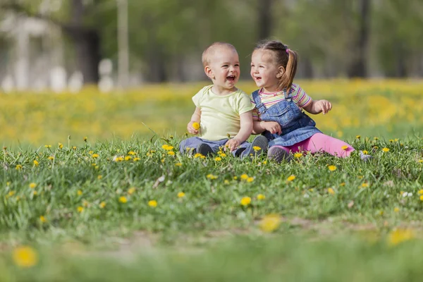Мальчик и девочка в поле — стоковое фото