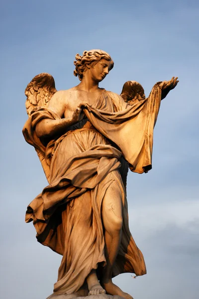 Angel staty vid ponte san't angelo — Stockfoto
