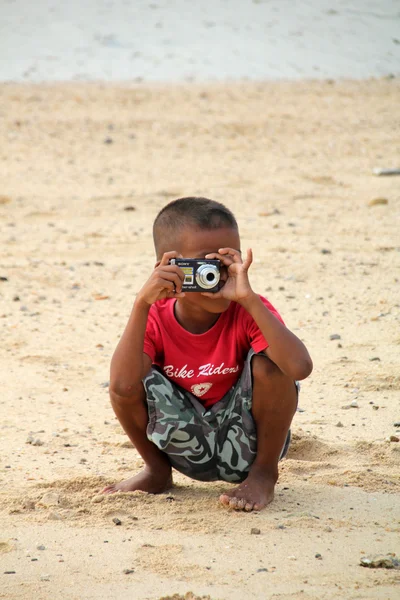 Jongen met camera — Stockfoto