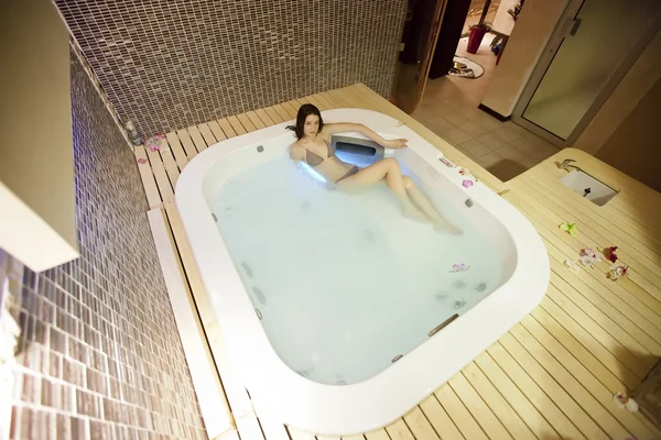 Chica en bañera de hidromasaje — Foto de Stock
