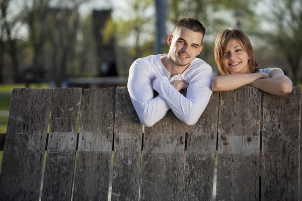 Mladý pár u plotu — Stock fotografie