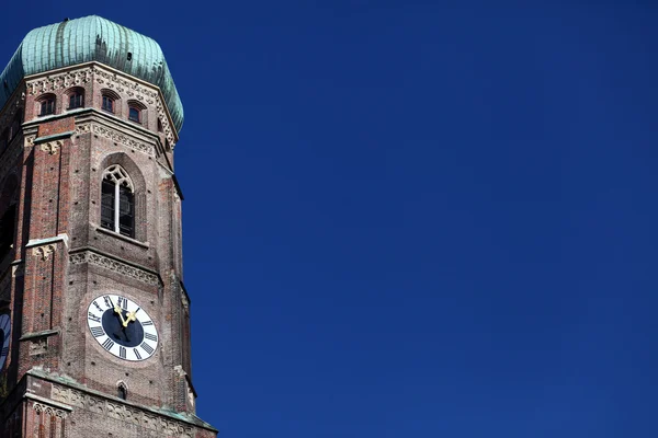 Frauenkirche Münchenissä Saksassa — kuvapankkivalokuva