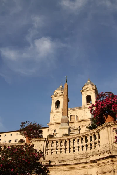 Piazza di spagna (İspanyol adım) ve kilise trinita dei monti — Stok fotoğraf