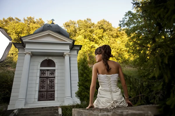 Bruden i parken — Stockfoto