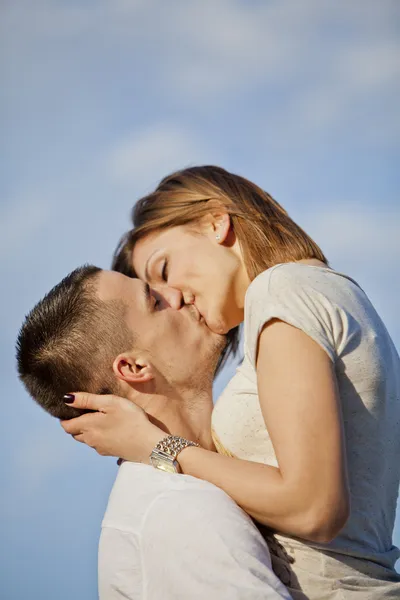 Couple embrasser — Photo