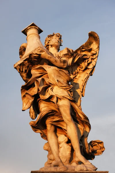 Standbeeld in san't angelo brug in rome — Stockfoto