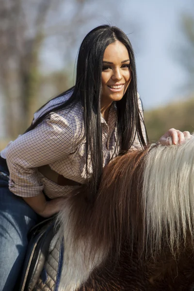 Девушка едет на лошади — стоковое фото
